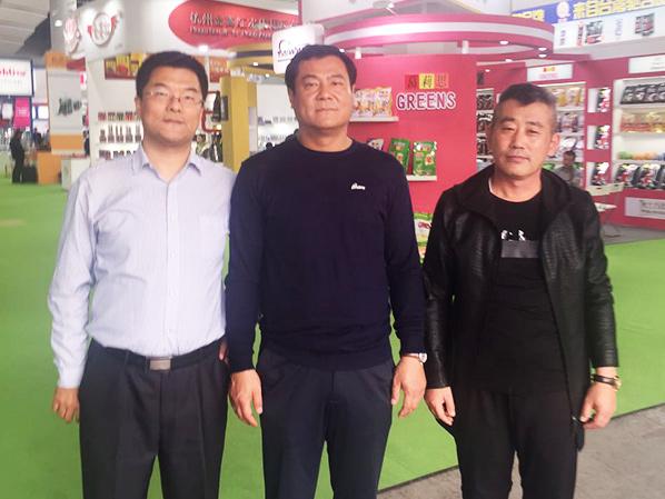 和天津鄭藝民老板、天津晨輝飼料公司董事長翟勝利合影