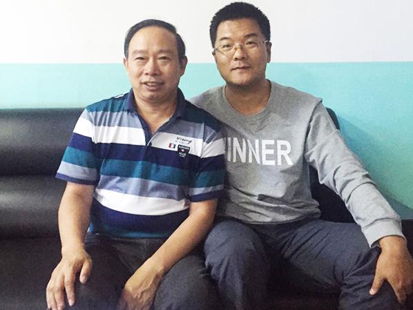 與安益美張總合影