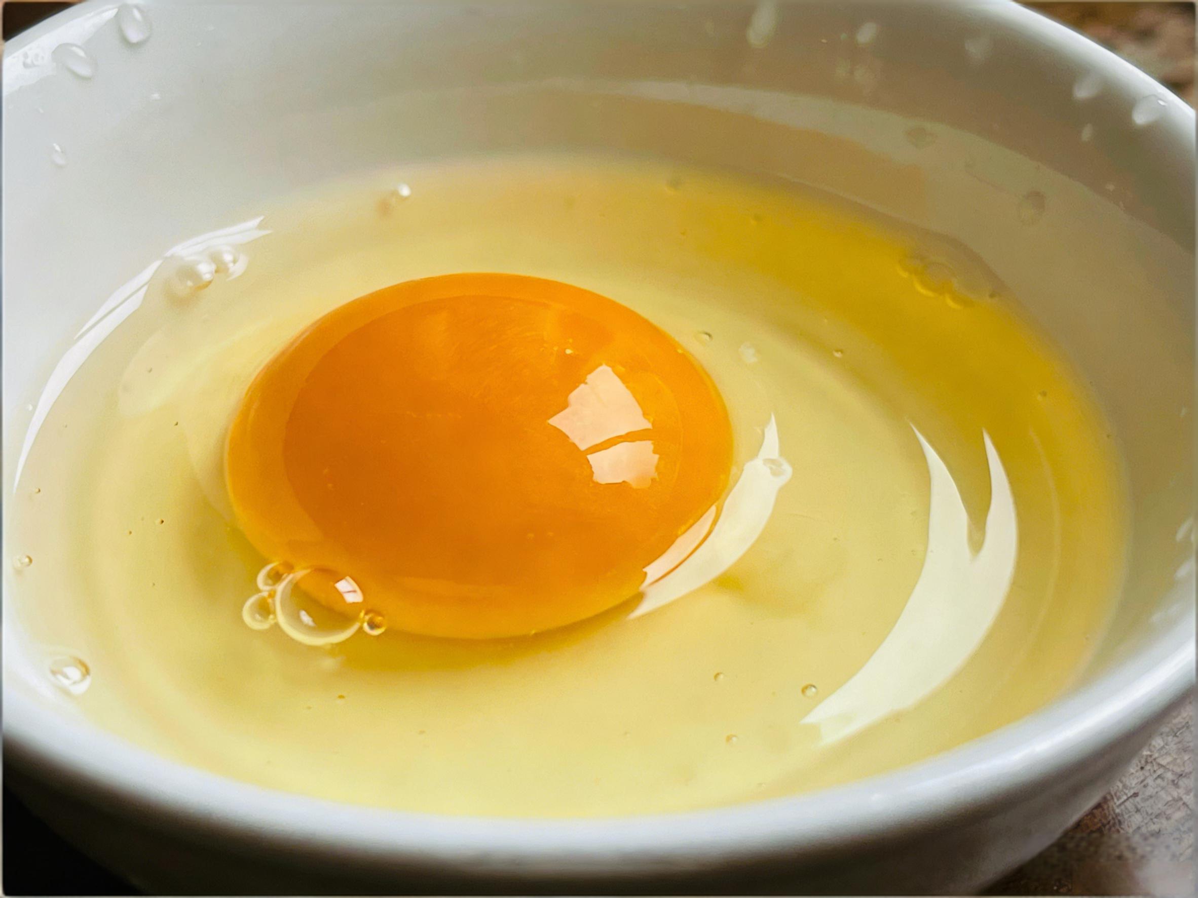 雞蛋容易散黃、腥味重？養(yǎng)雞人可通過(guò)稀世寶得到解決