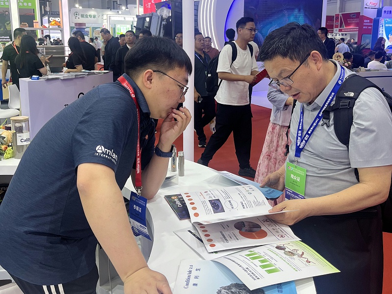 服務(wù)團(tuán)隊(duì)向客戶介紹加利百靈