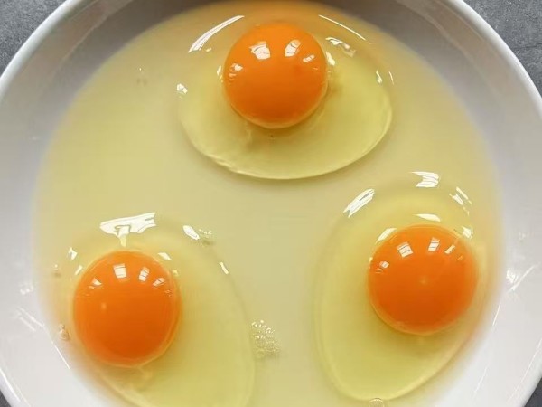 蛋黃顏色淺怎么辦？試試天然葉黃素飼料添加劑